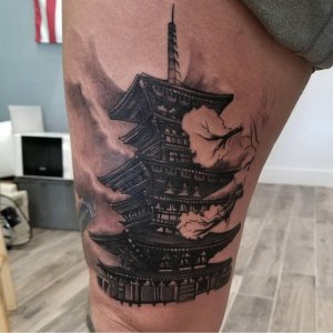 一名来自西安的小伙用宝塔纹身图案彰显自我