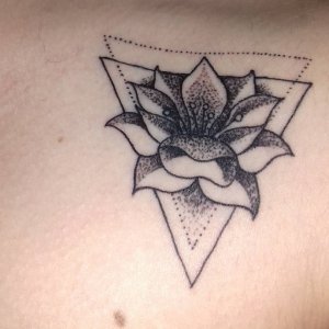 西安王先生胸口上的纹身很别致