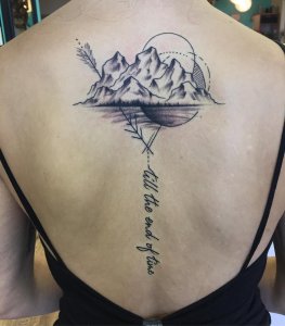 居小姐后背山峰英文字纹身图案