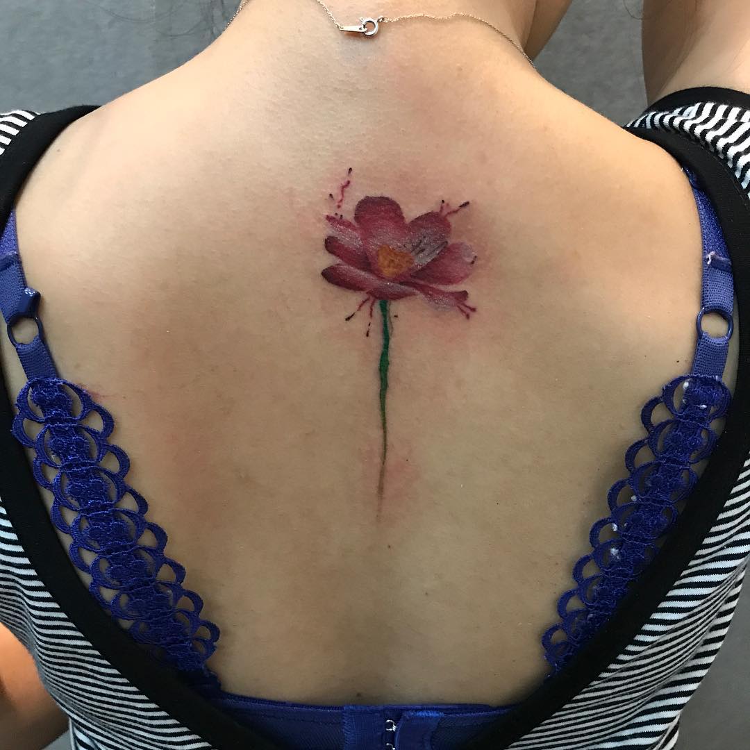 景小姐后背罂粟花纹身图案