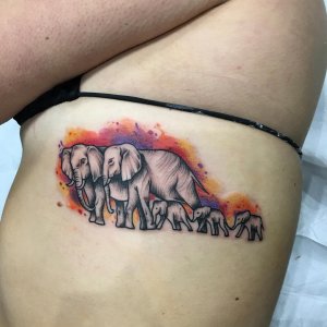 沃小姐腰侧象群纹身图案