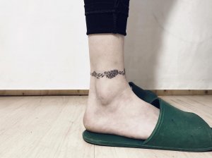 做瑜伽教练的索小姐脚踝花环纹身图案
