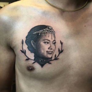 做美容师的屠先生胸前美女纹身图案