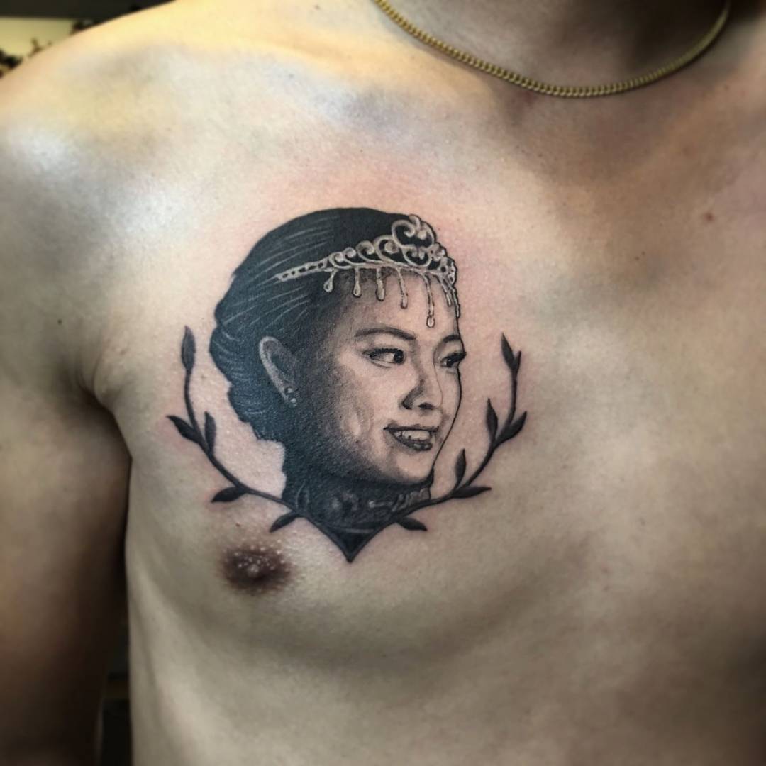 做美容师的屠先生胸前美女纹身图案
