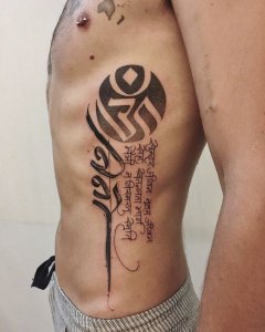 靳先生腰侧泰文字符纹身图案